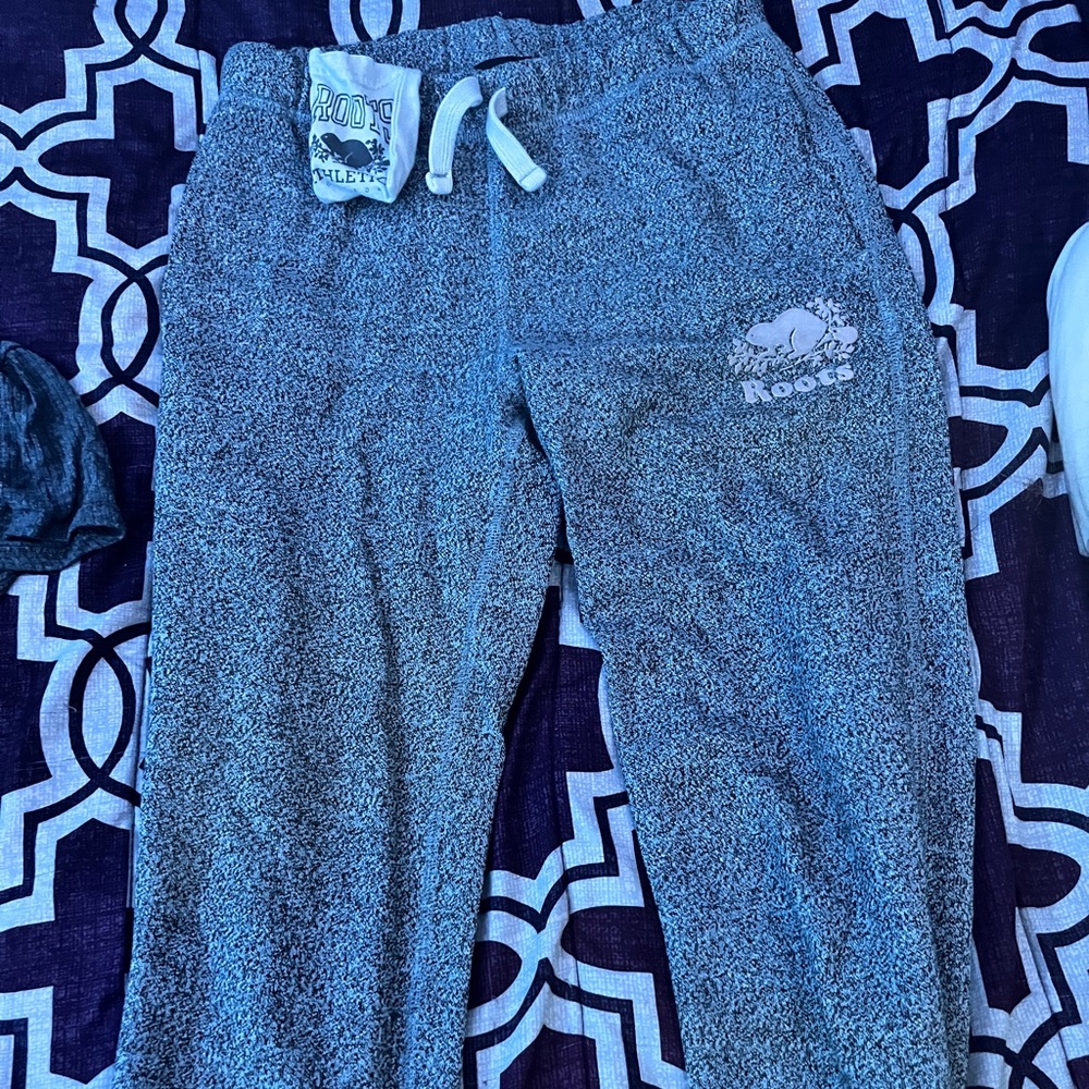 Girls root’s grey sweatpants